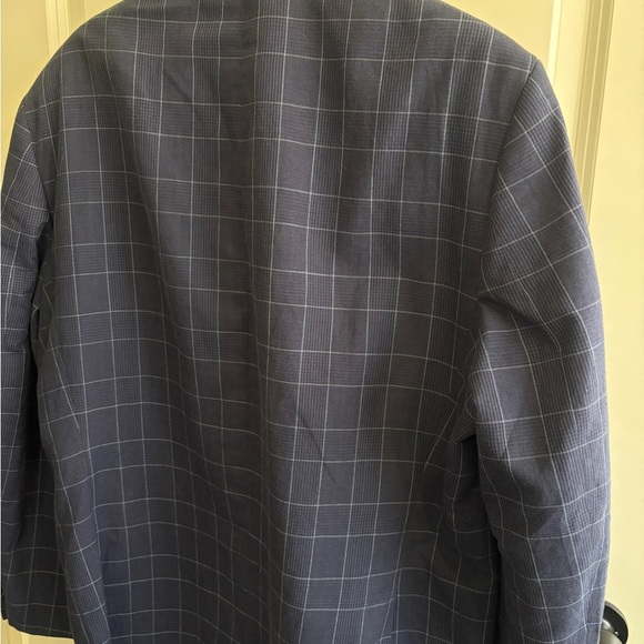 Like new size 46R Van Heusen Studio Navy Plaid/Windowpane Blazer. Cool lining! - Picture 5 of 8